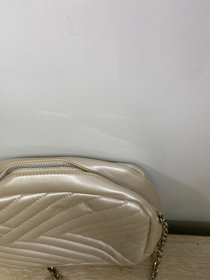 LEFTIES. Pearl-colored bag