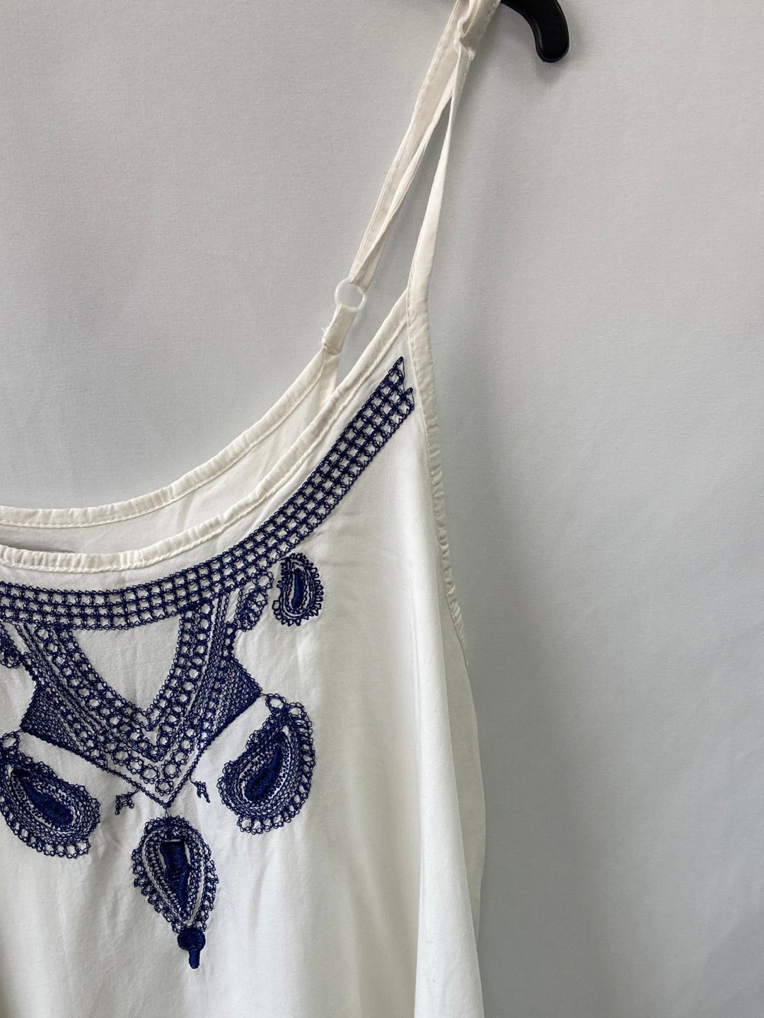 INSIDE.Top blanco bordado T.L