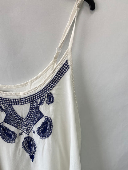 INSIDE.Top blanco bordado T.L