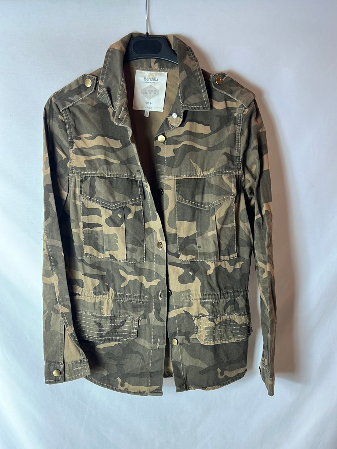 BERSHKA. Cazadora estampado militar. T S