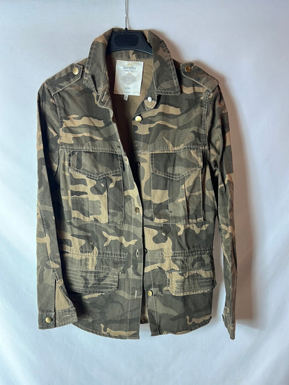 BERSHKA. Cazadora estampado militar. T S