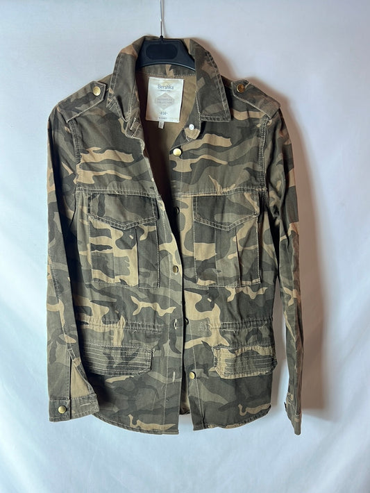 BERSHKA. Cazadora estampado militar. T S