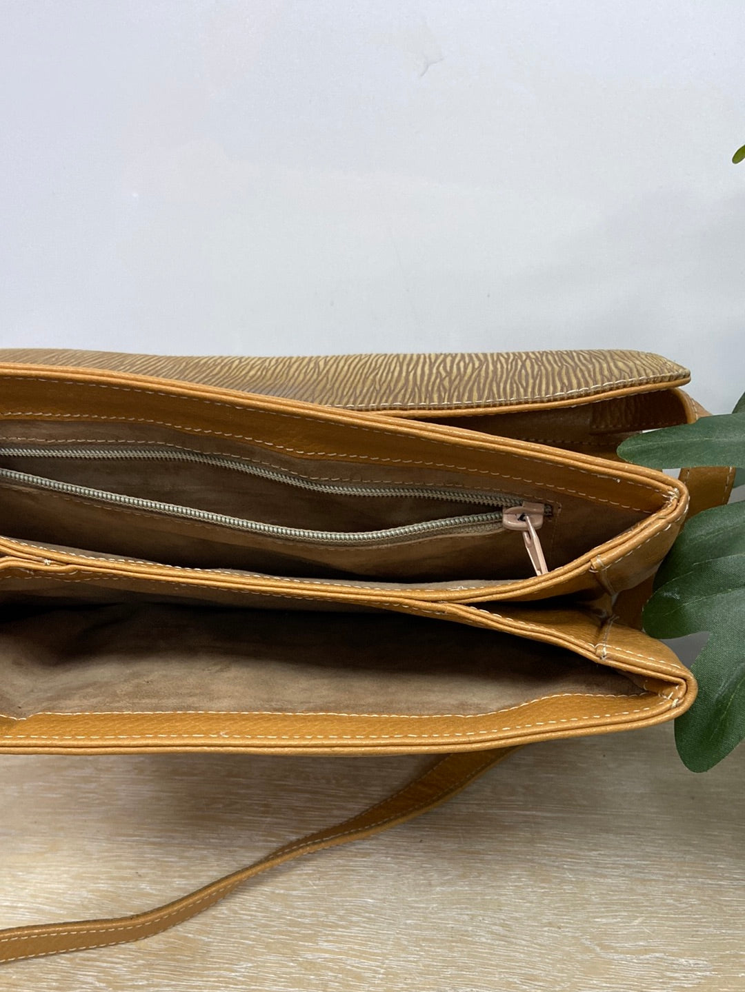 OTRAS. Bolso camel/mostaza