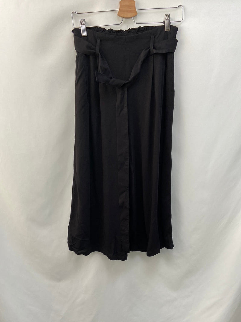 VILA. pantalón negro culotte  T.36
