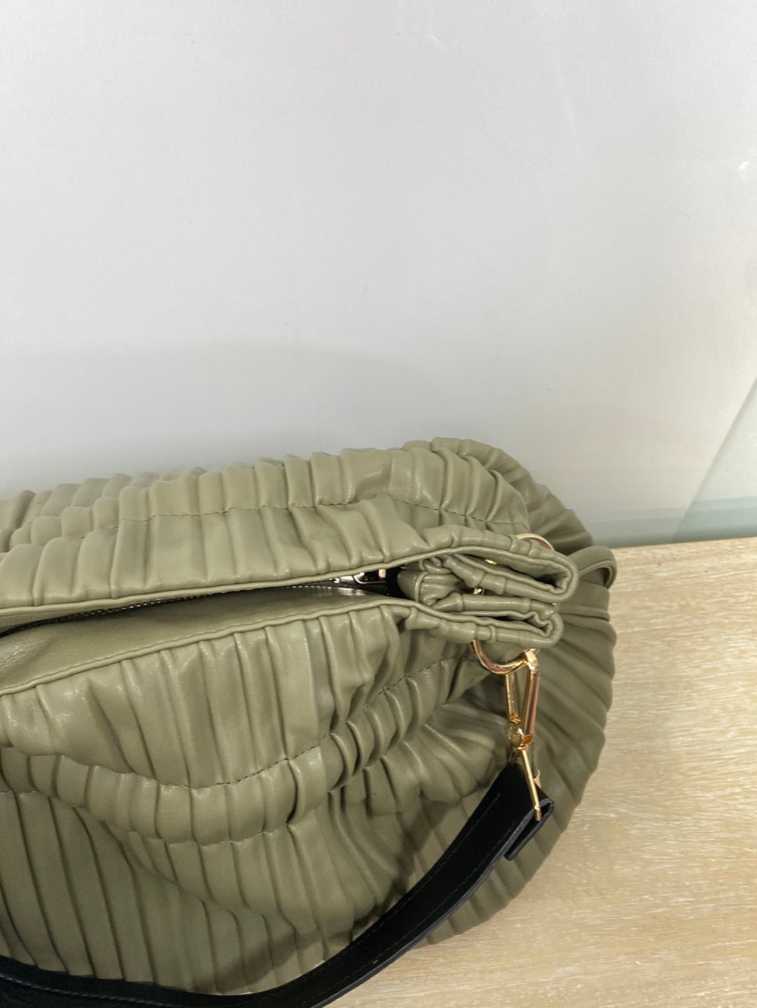 PARFOIS.Bolso verde plisado