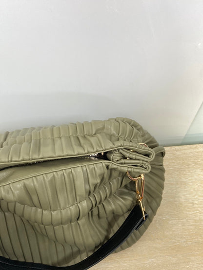 PARFOIS.Bolso verde plisado