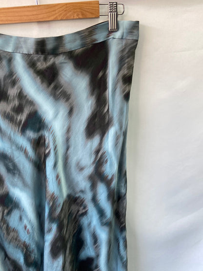 MASSIMO DUTTI. falda azul estampada satinada T.40