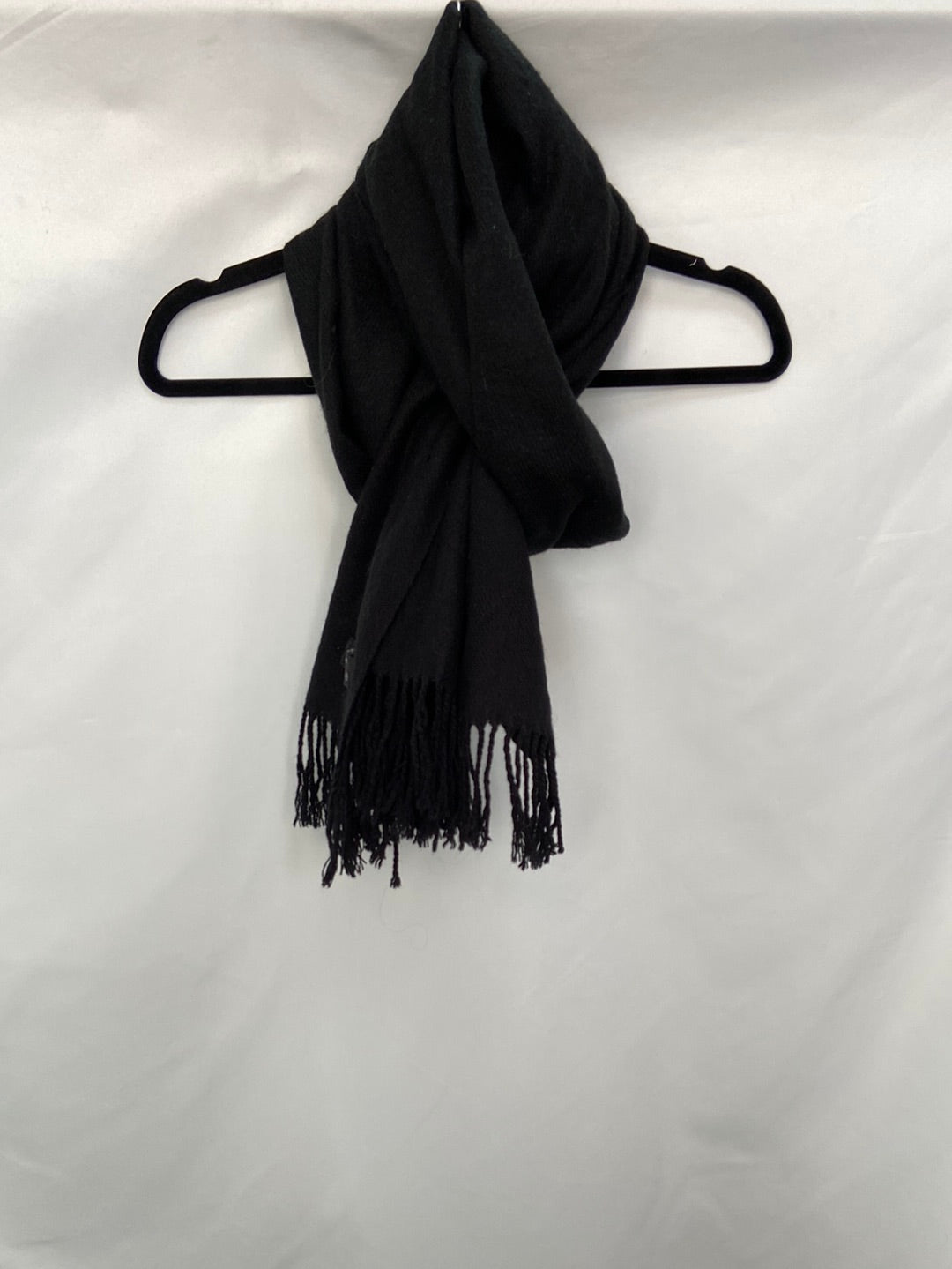 OTRAS.Bufanda clásica negra flecos