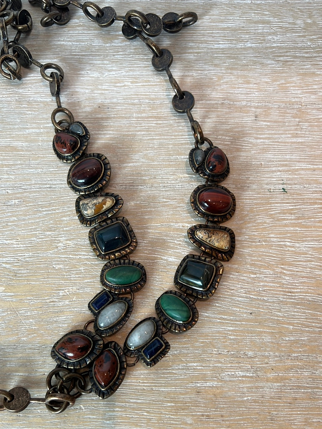 OTRAS. Colgante cobre piedras