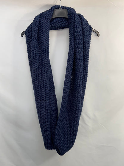 OTRAS.Cuello azul punto oversized