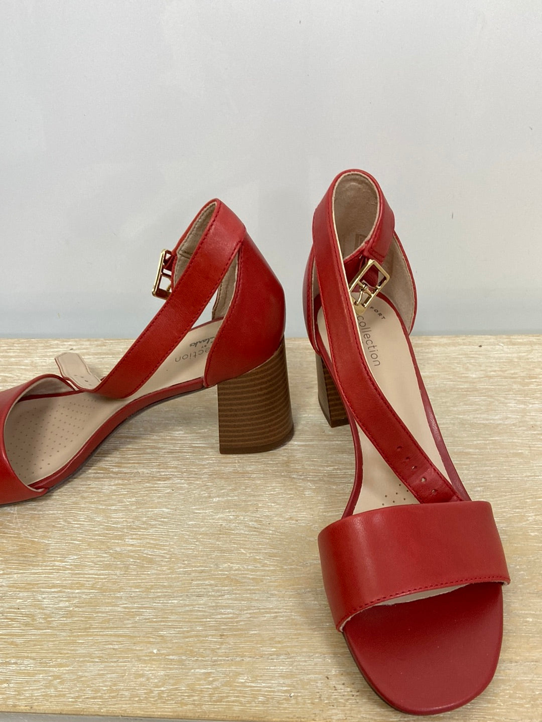 CLARKS. Sandalia piel rojas T.38