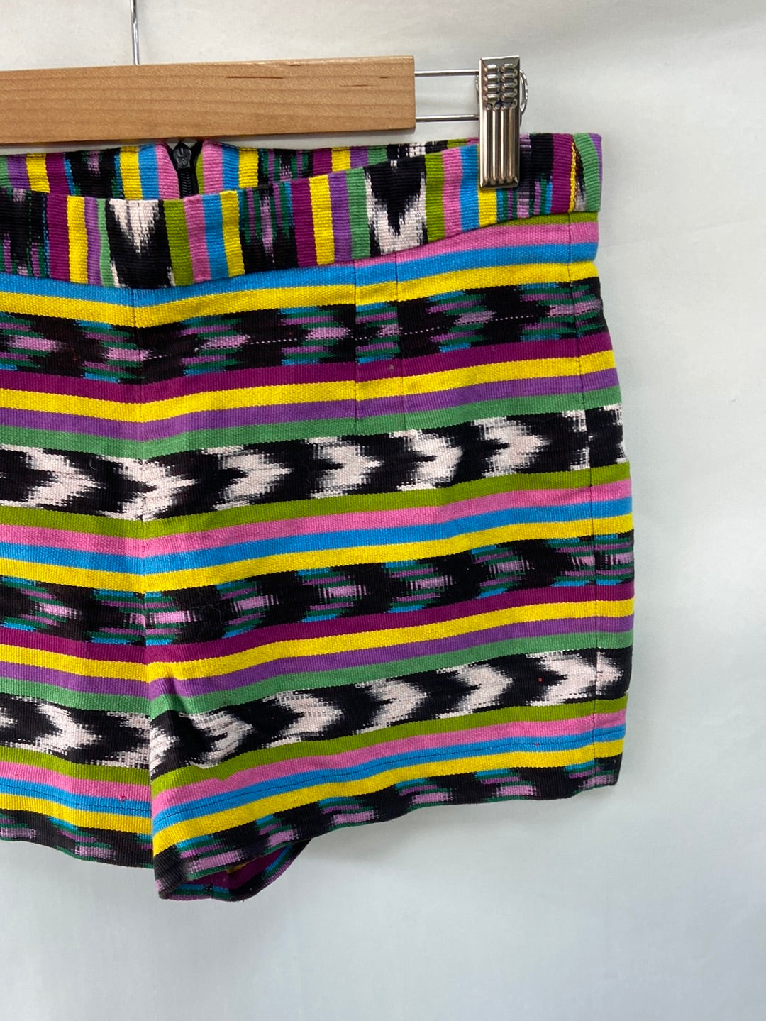 LOWELLITE. Ethnic shorts T.40