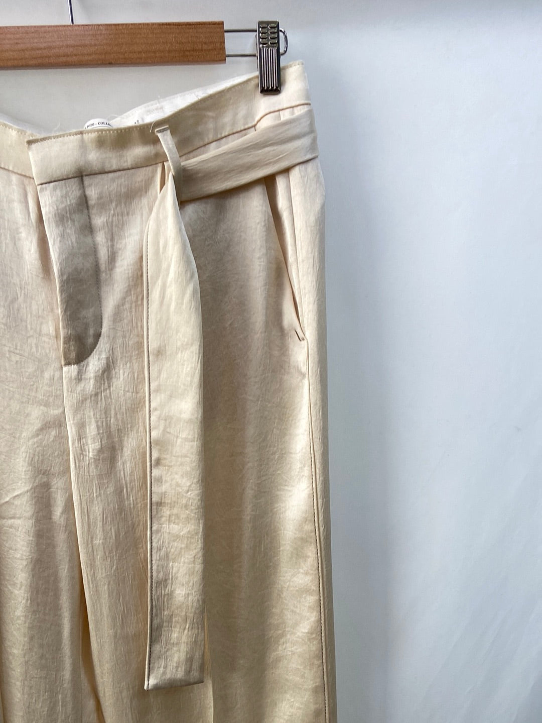 ZARA.Pantalones beiges satinados T.S