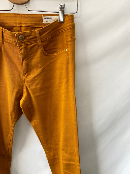 ZARA. Pantalones clásicos mostaza T.38