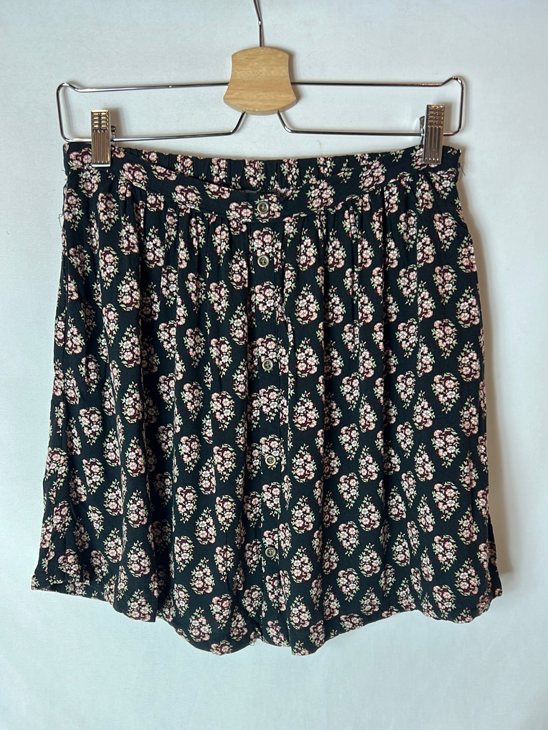 STARDIVARIUS. Flowing black printed skirt. TM