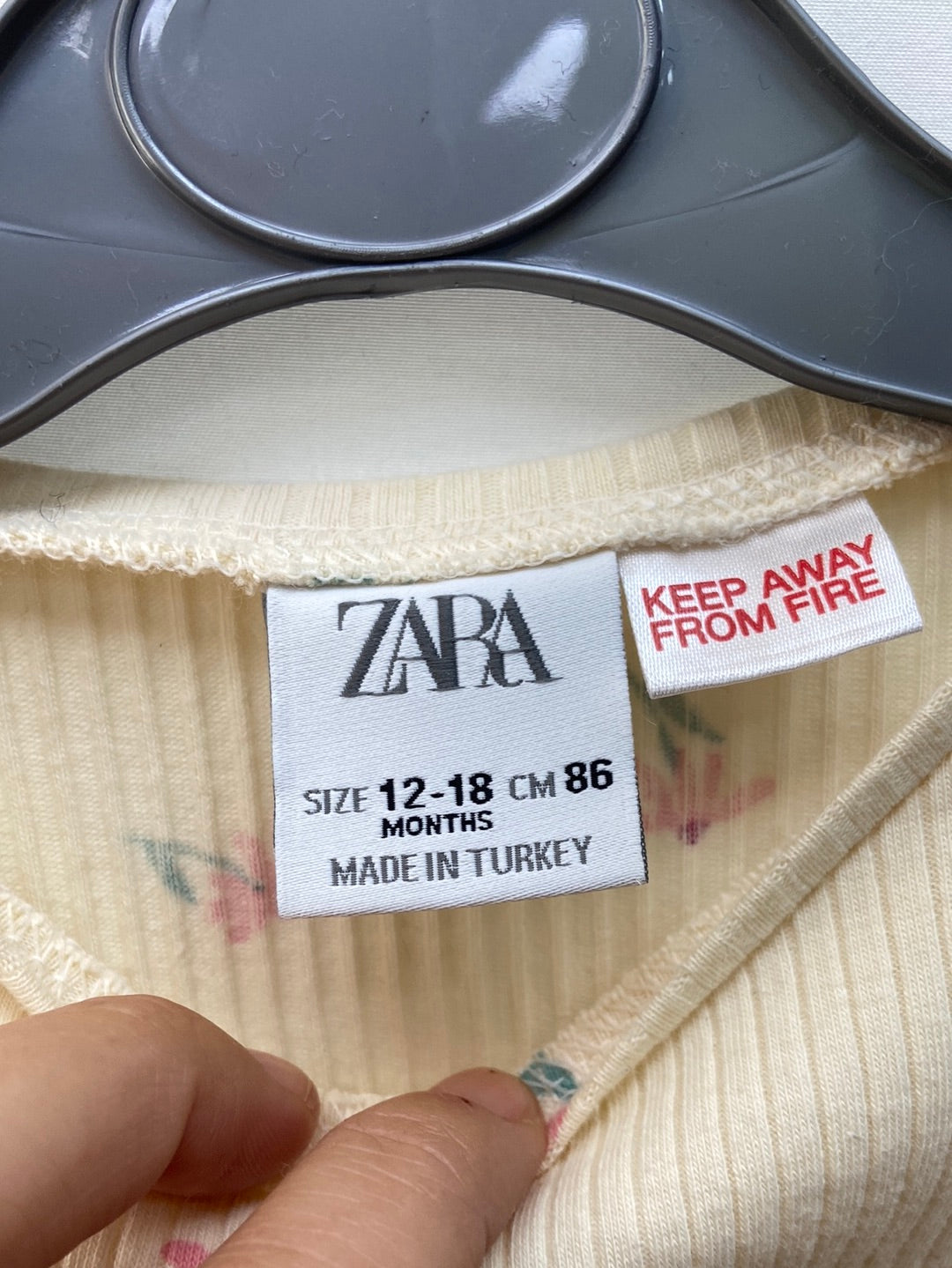 ZARA. Camiseta beige flores  T.12-18 meses