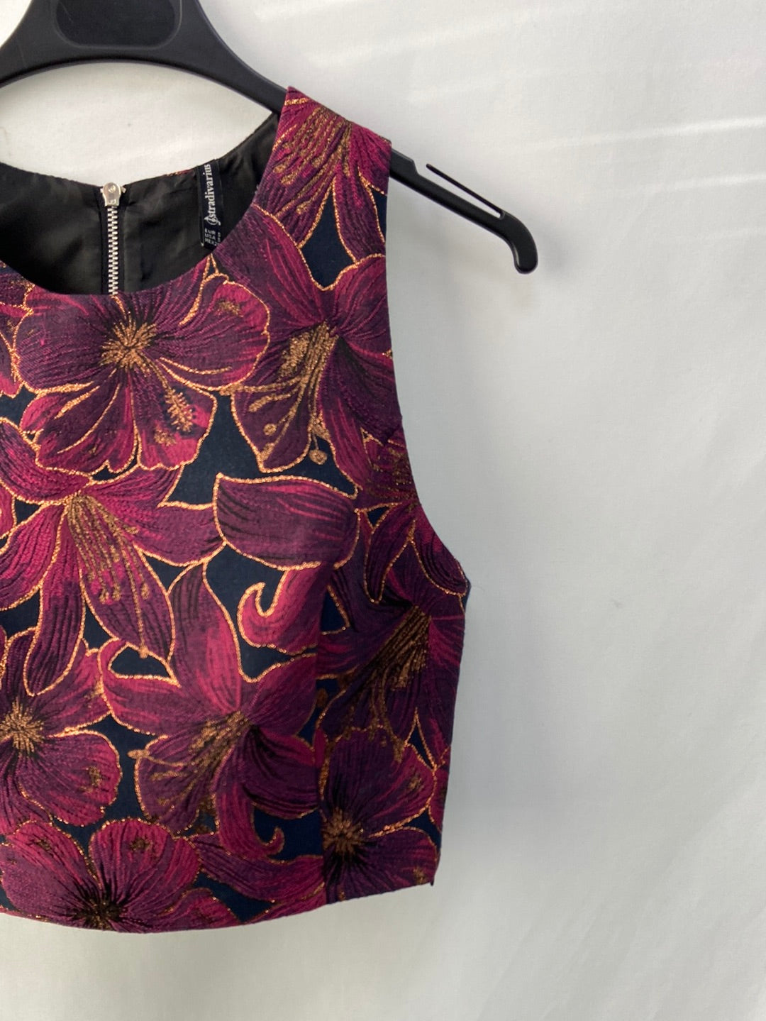 STRADIVARIUS.Top formal flores moradas y doradas T.S