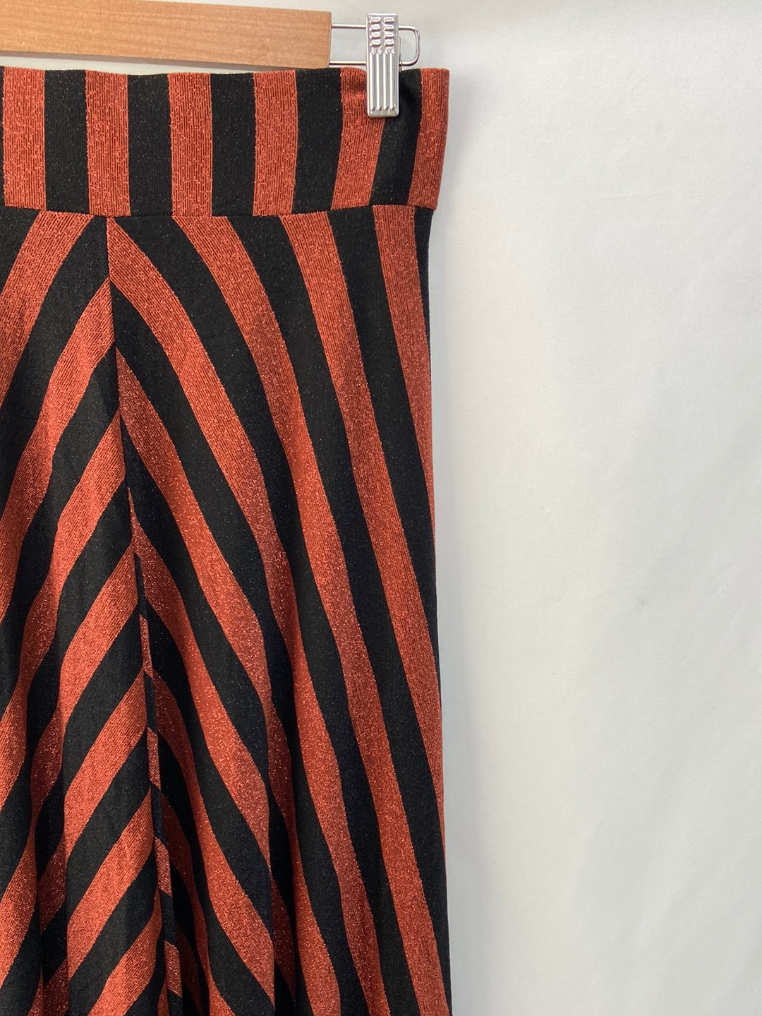 TRUCCO. falda midi rayas T.M