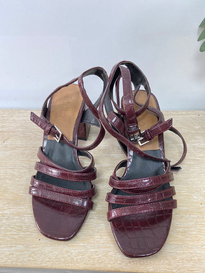 ZARA. Sandalias tacon burdeos serpiente T.36