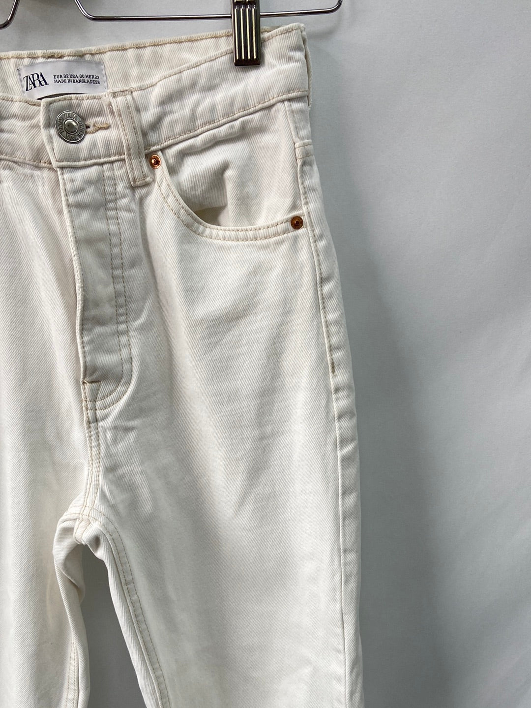ZARA.Pantalones blancos rectos T.32