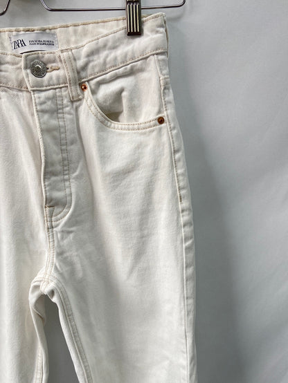 ZARA.Pantalones blancos rectos T.32