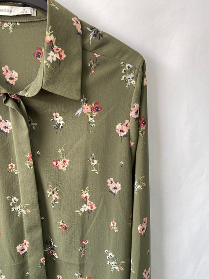 BERSHKA. Camisa verde flores T.M