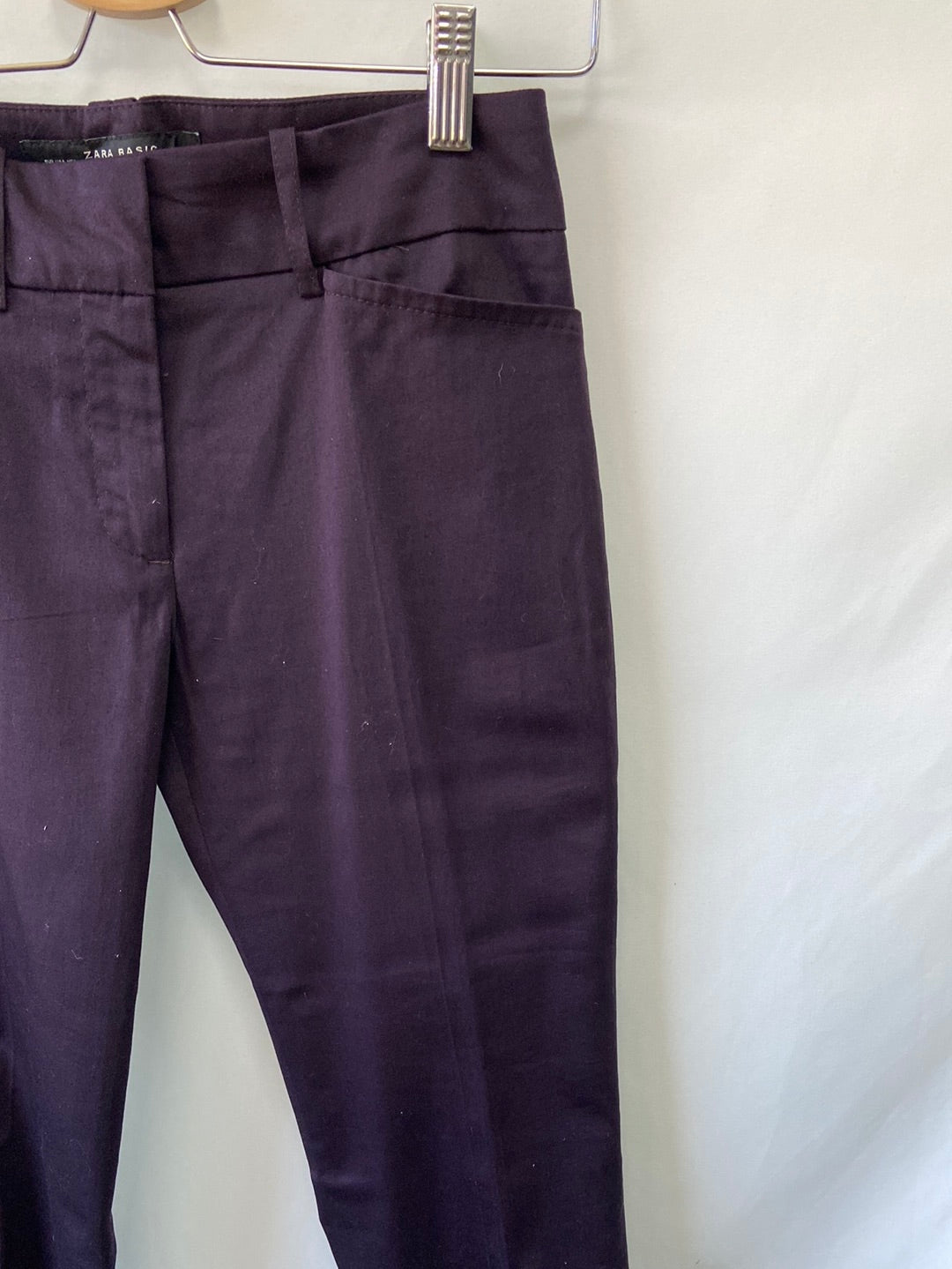 ZARA.Pantalones pinzas morados T.34