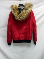 BERSHKA. Abrigo rojo impermeable T.m