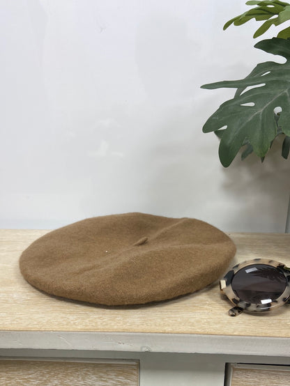 market. STRADIVARIUS.Boina beige T.M