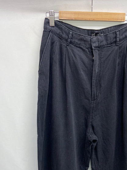 ZARA. Pantalón negro pinzas T.38