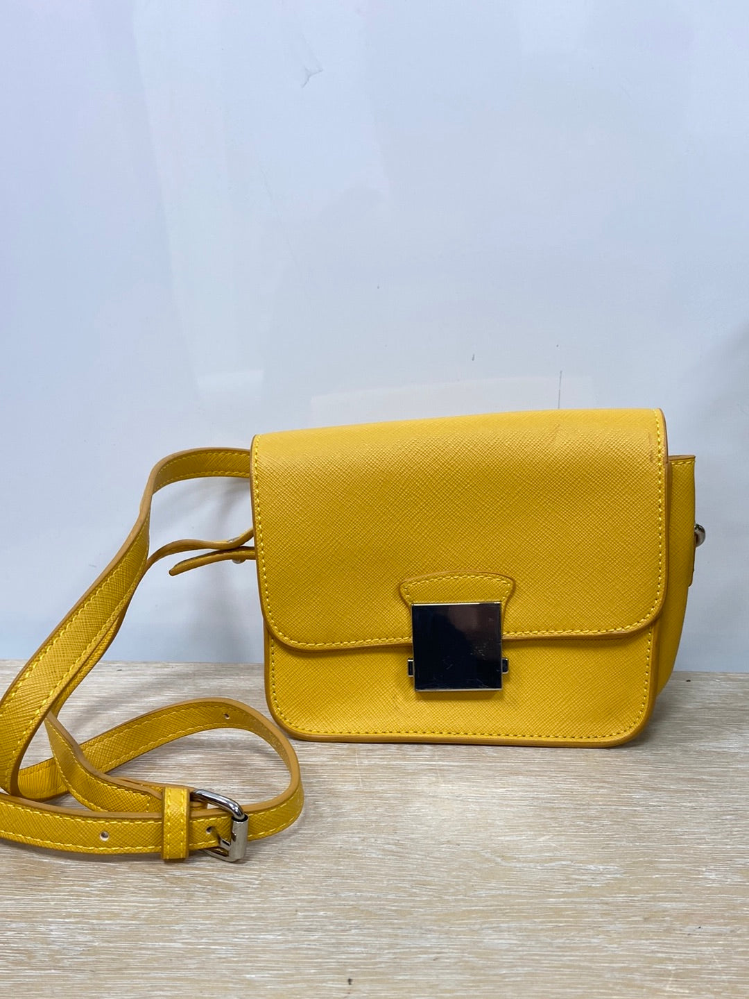 ZARA. Bolso mini amarillo