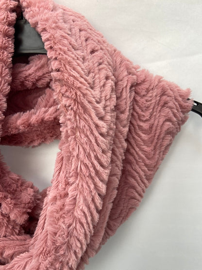 OTRAS.Cuello pelito rosa suave