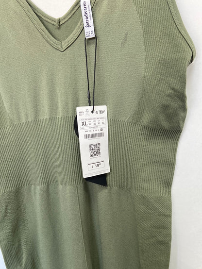 STRADIVARIUS.Body verde deportivo T.XL