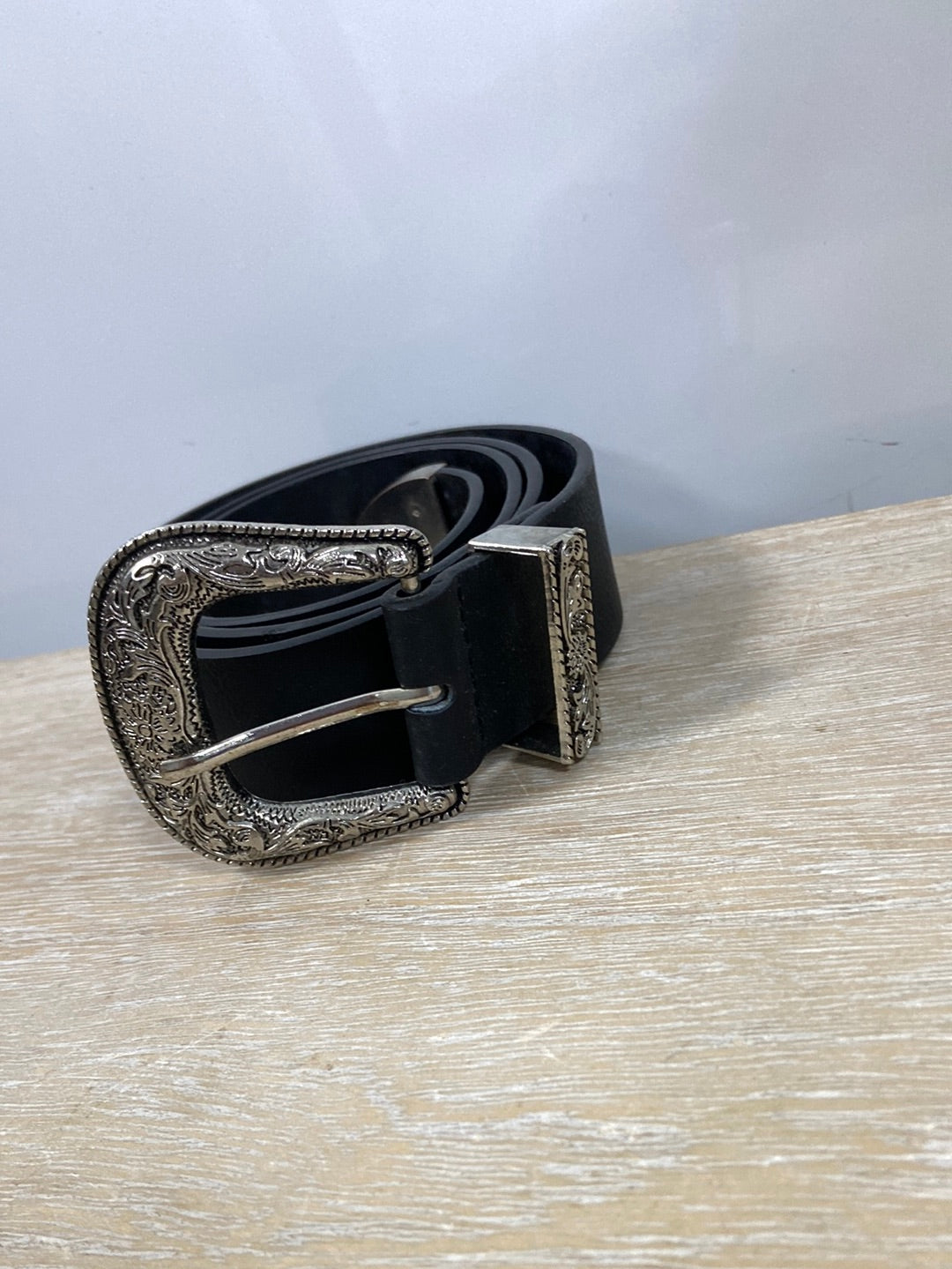 OTRAS.Cinturón hebilla maxi plateada