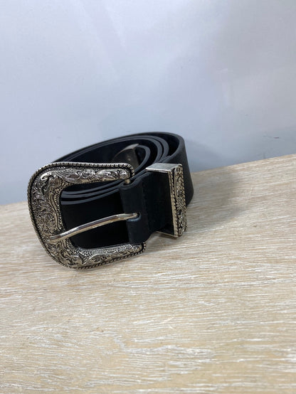 OTRAS.Cinturón hebilla maxi plateada