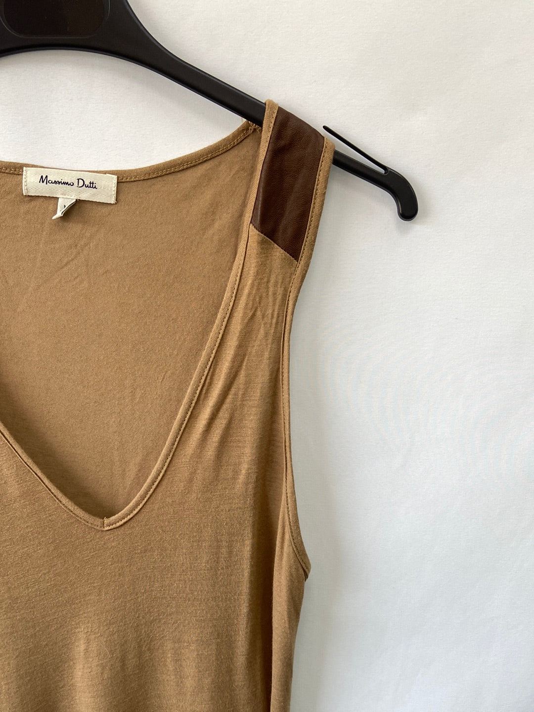 MASSIMO DUTTI.Camiseta camel detalle polipiel T.m