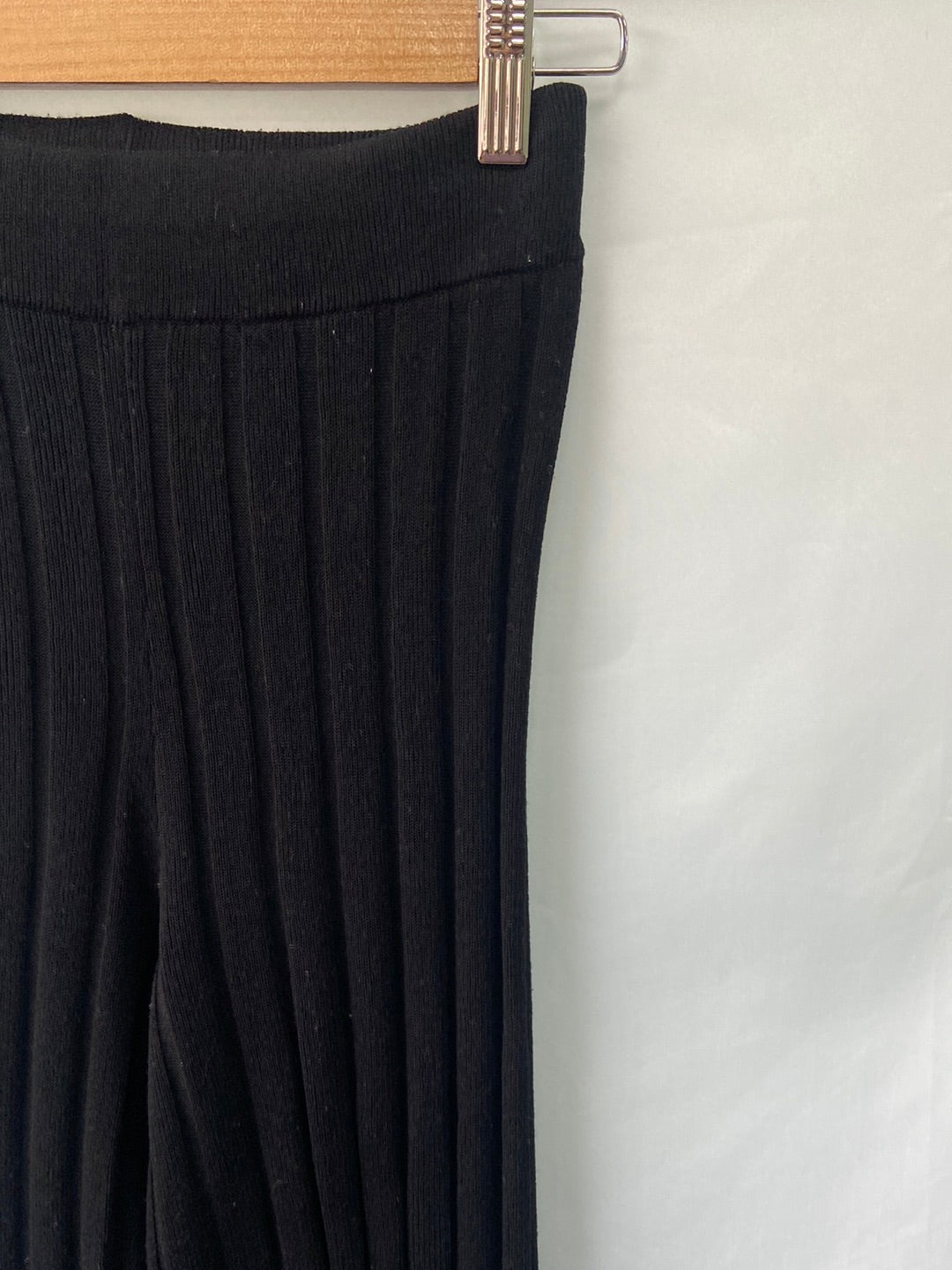 H&m.Pantalones negros punto canalé T.XS