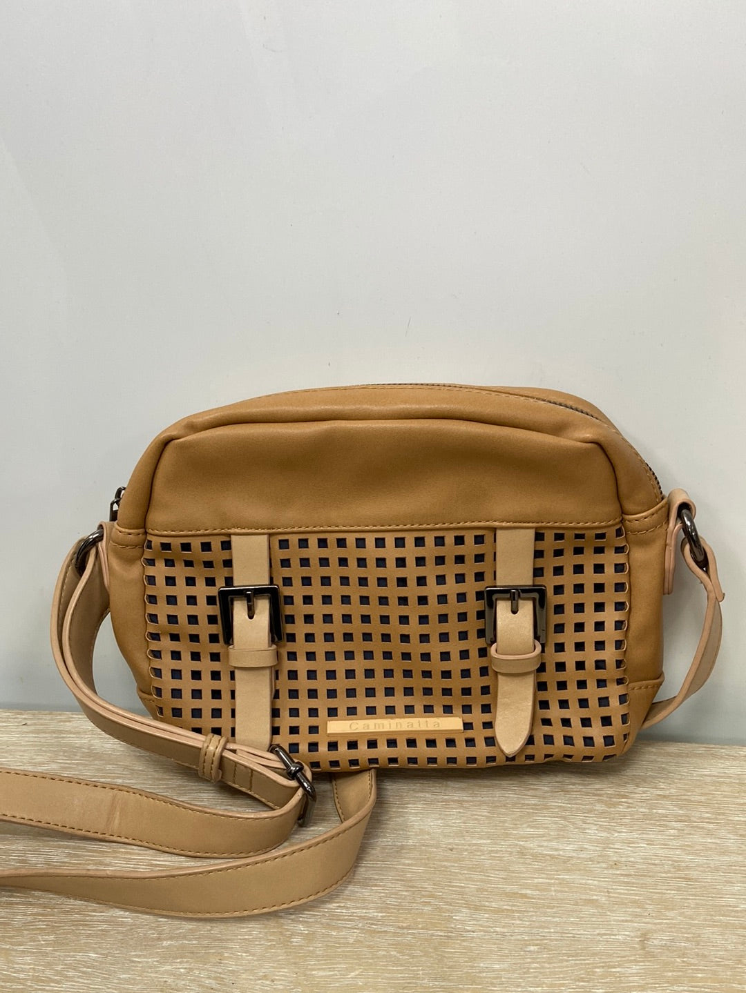 CAMINATA. Bolso camel troquelado