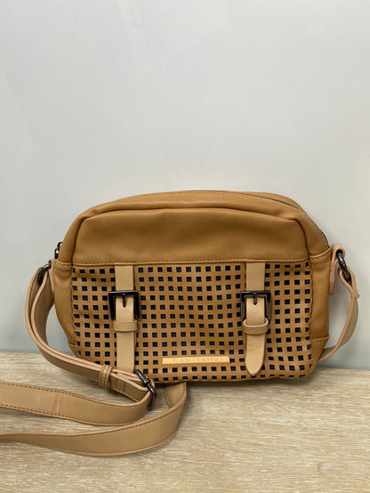 CAMINATA. Bolso camel troquelado