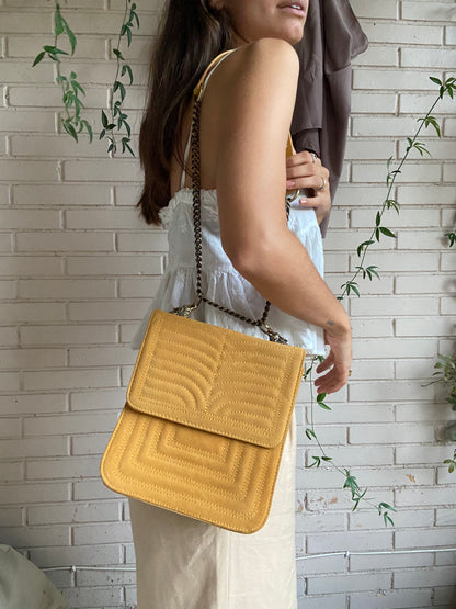 Bolso mostaza cadena asa doble altura