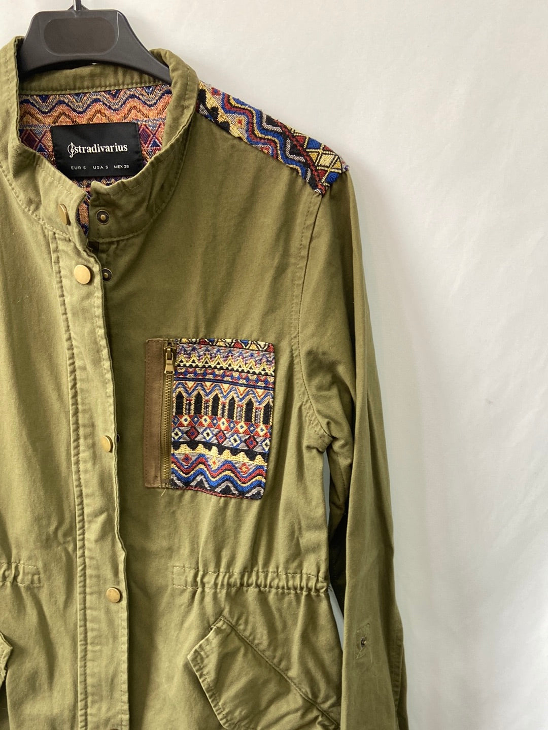 STRADIVARIUS.Chaqueta Fina verde bordada T.S