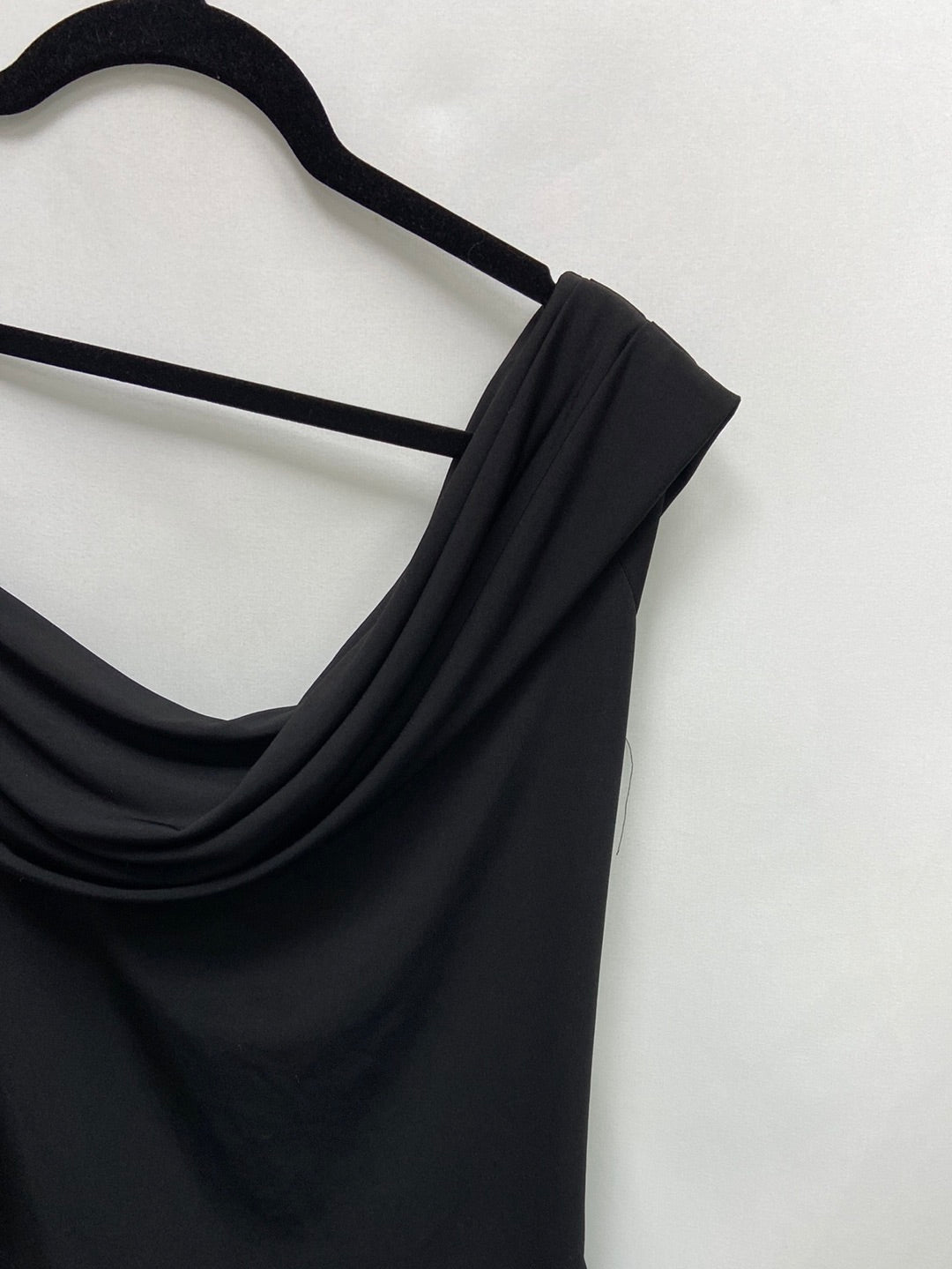 MarketVENENO EN LA PIEL.Top negro asimétrico T.36