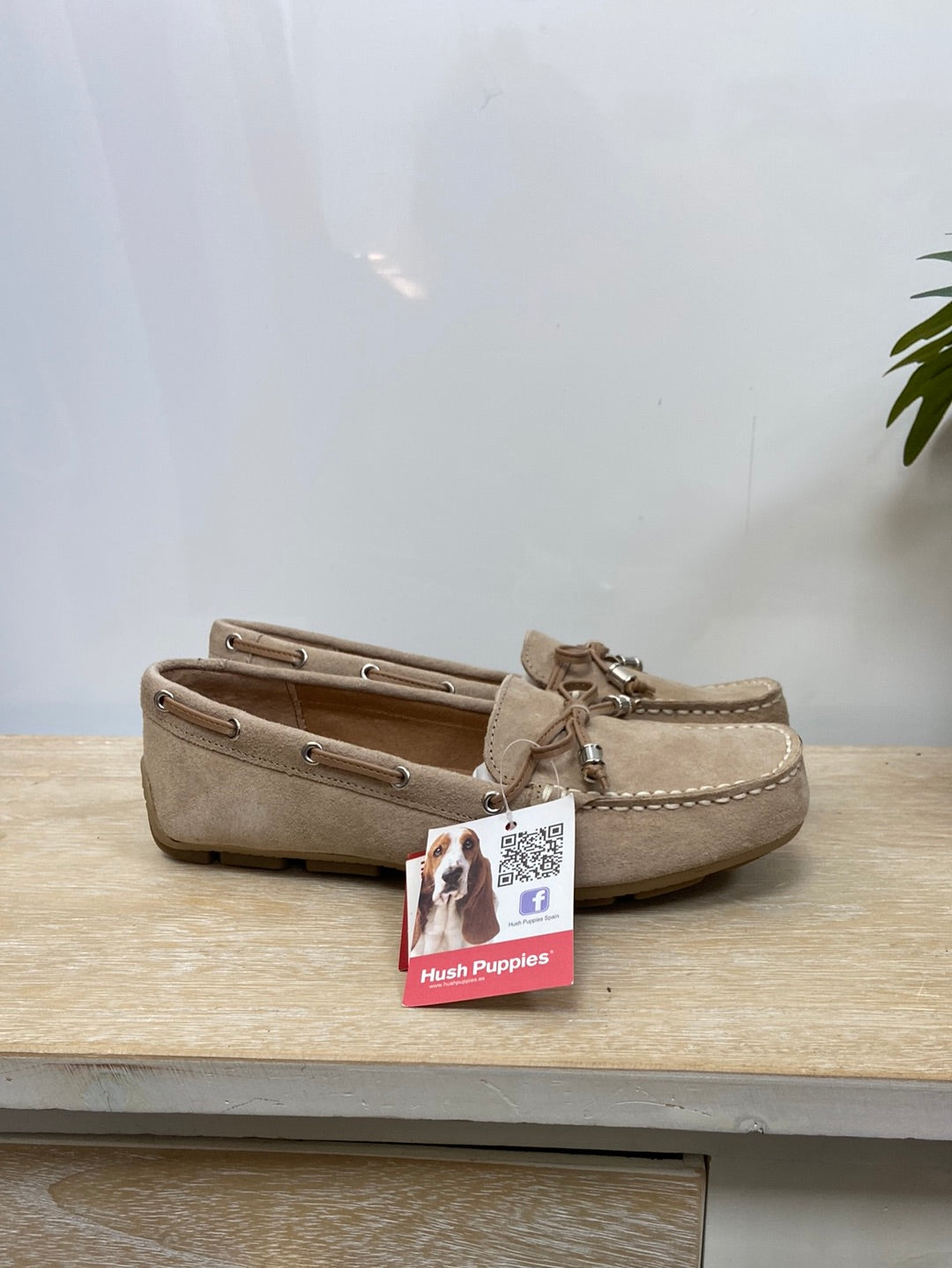 HUSH PUPPIES. Beige suede loafers T.36
