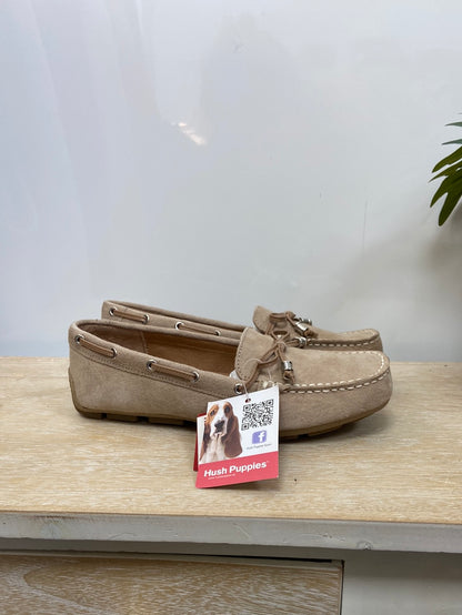 HUSH PUPPIES. Beige suede loafers T.36