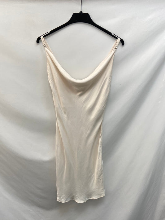 BERSHKA.Vestido blanco satinado T.S