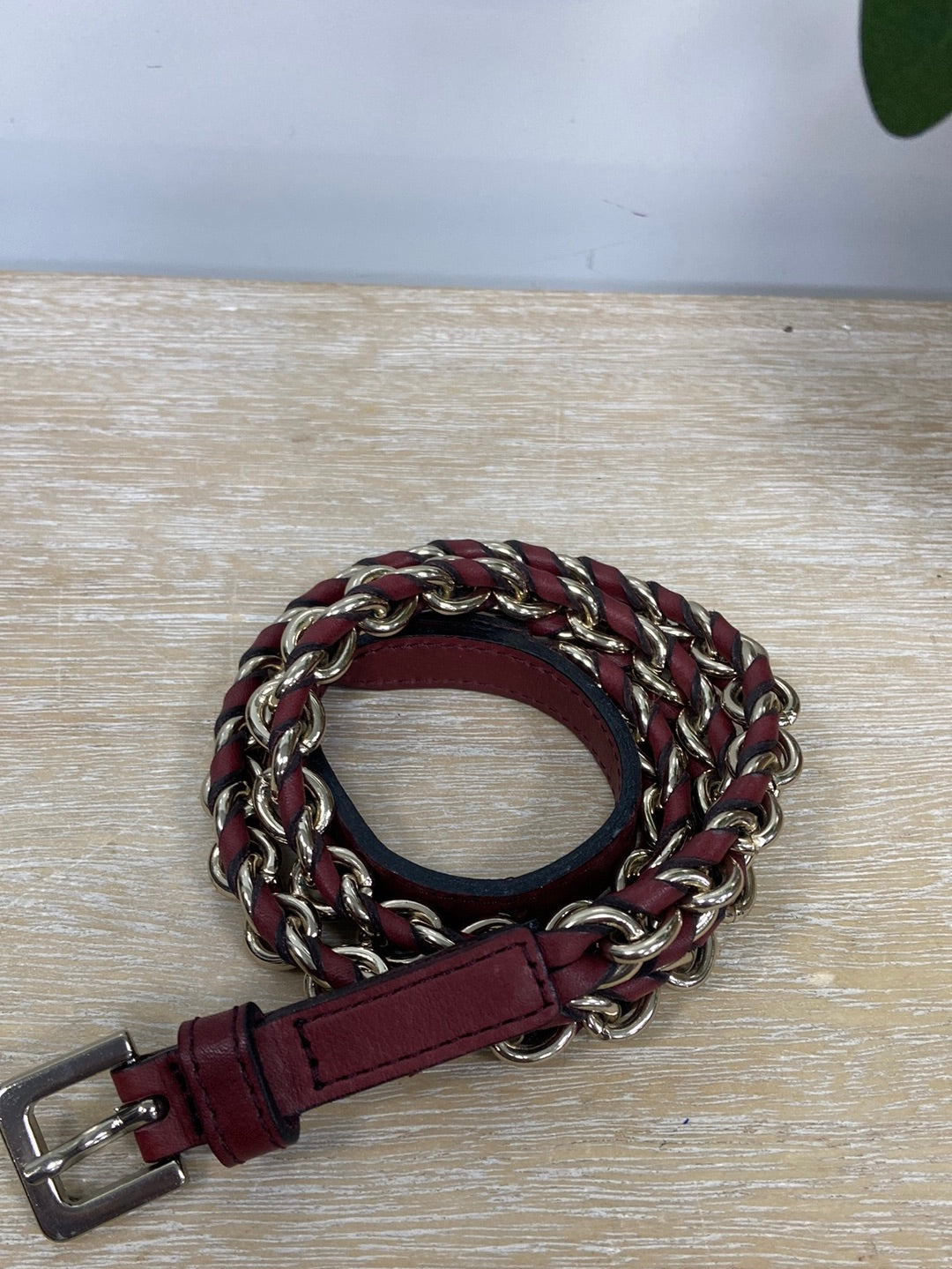 MASSIMO DUTTI. Cinturon de piel  burdeos cadena T. 70