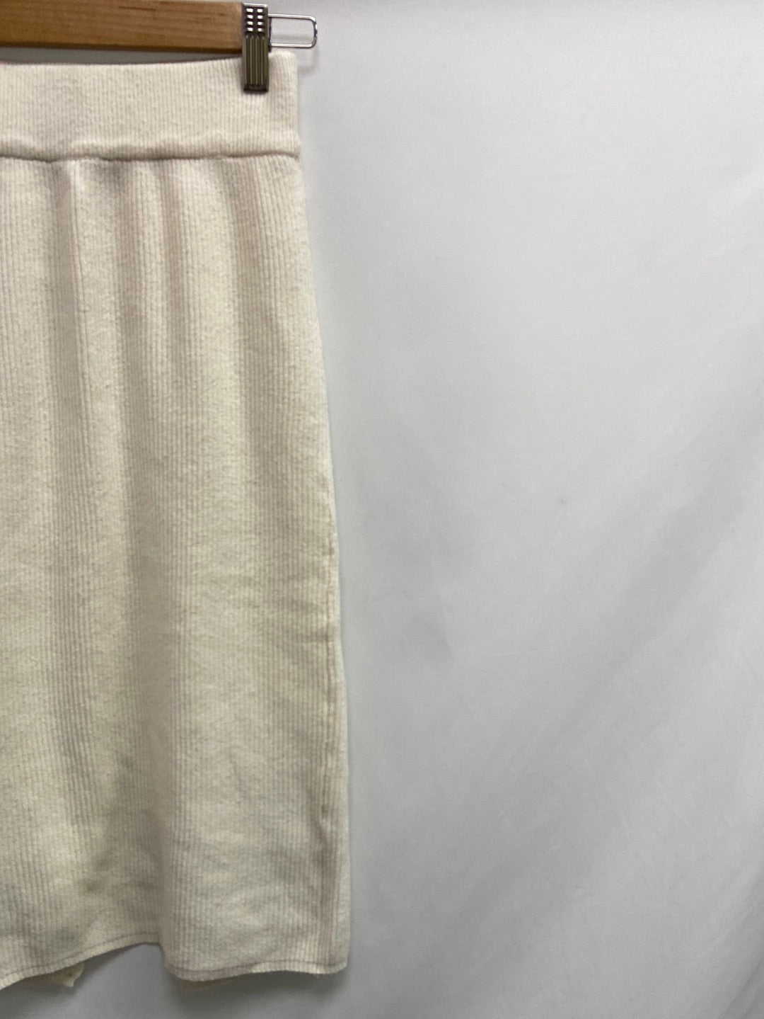 BERSHKA. Falda punto blanco T.s