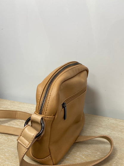 CAMINATA. Bolso camel troquelado