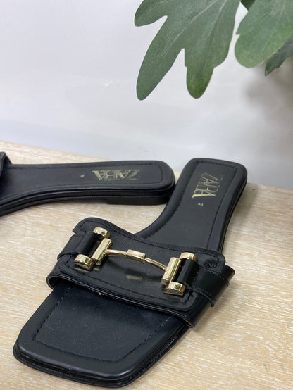 ZARA. Sandalia negra hebilla T.40