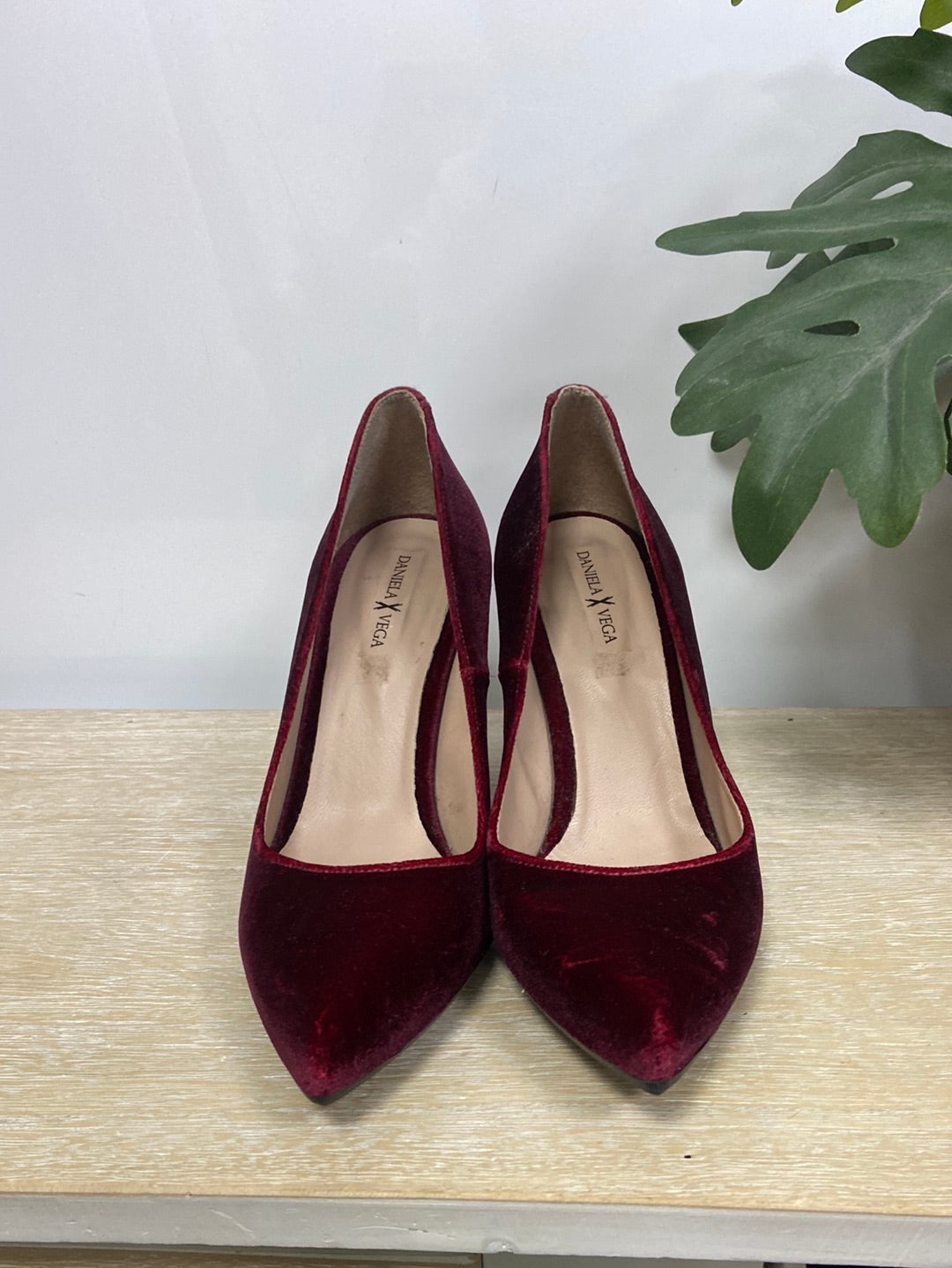 DANIELA VEGAS. Zapatos burdeos de terciopelo T.37